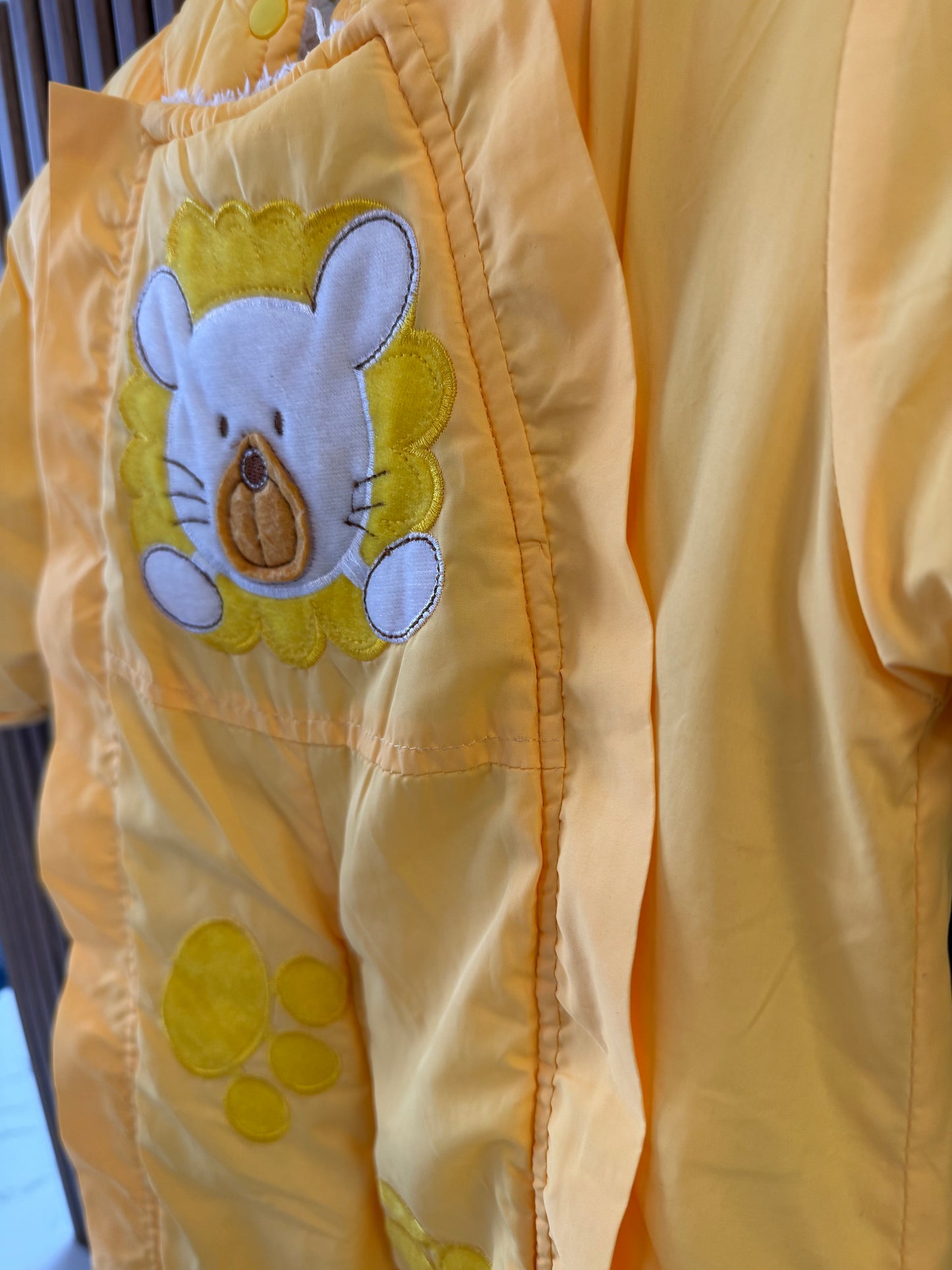 Kombinezonas su liūtuku