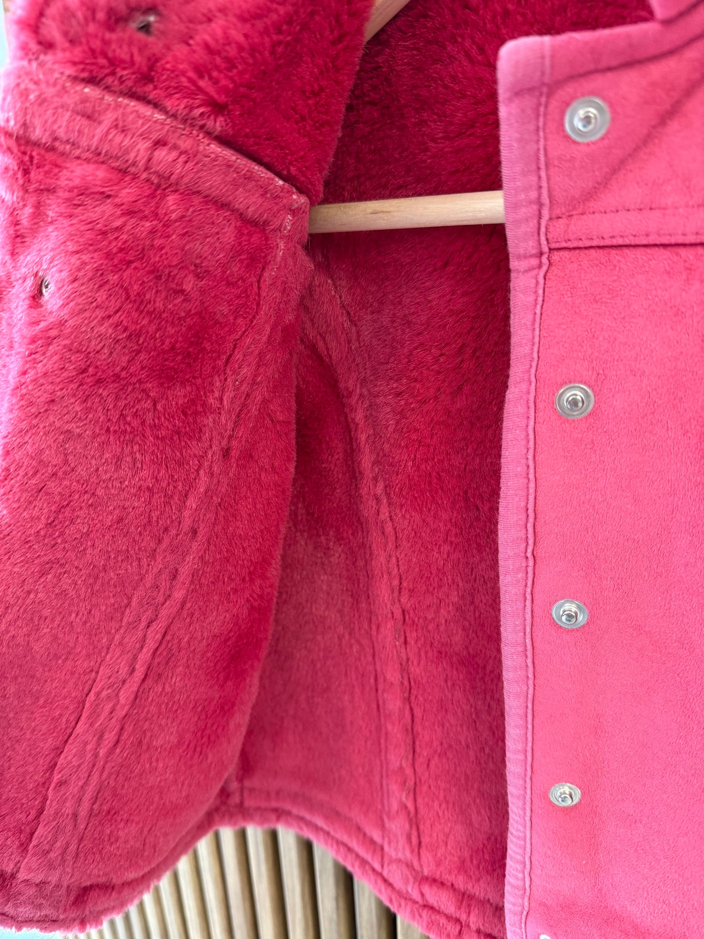 Rožinė dirbtinio kailio striukė