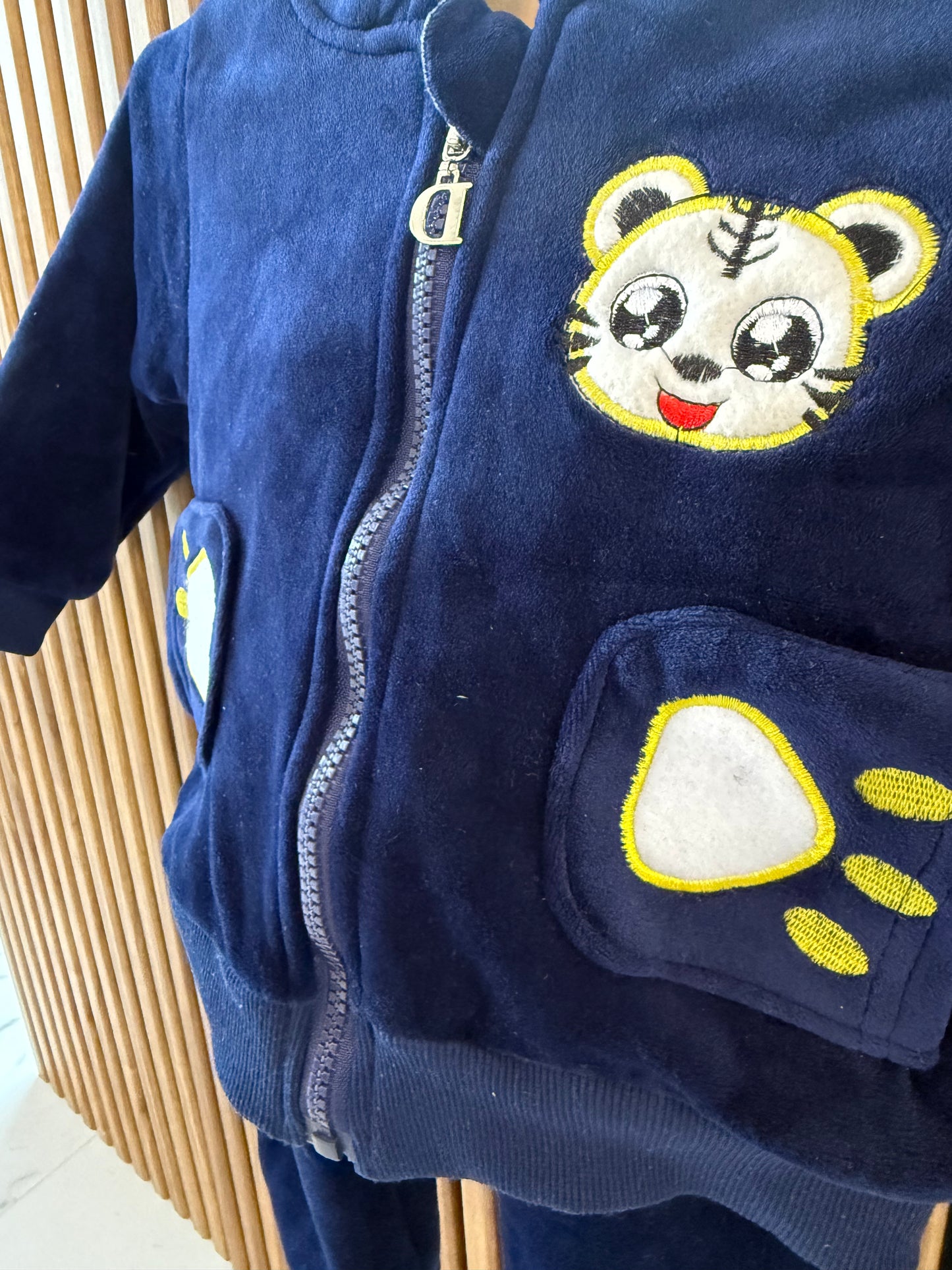 Šiltas komplektas su tigru