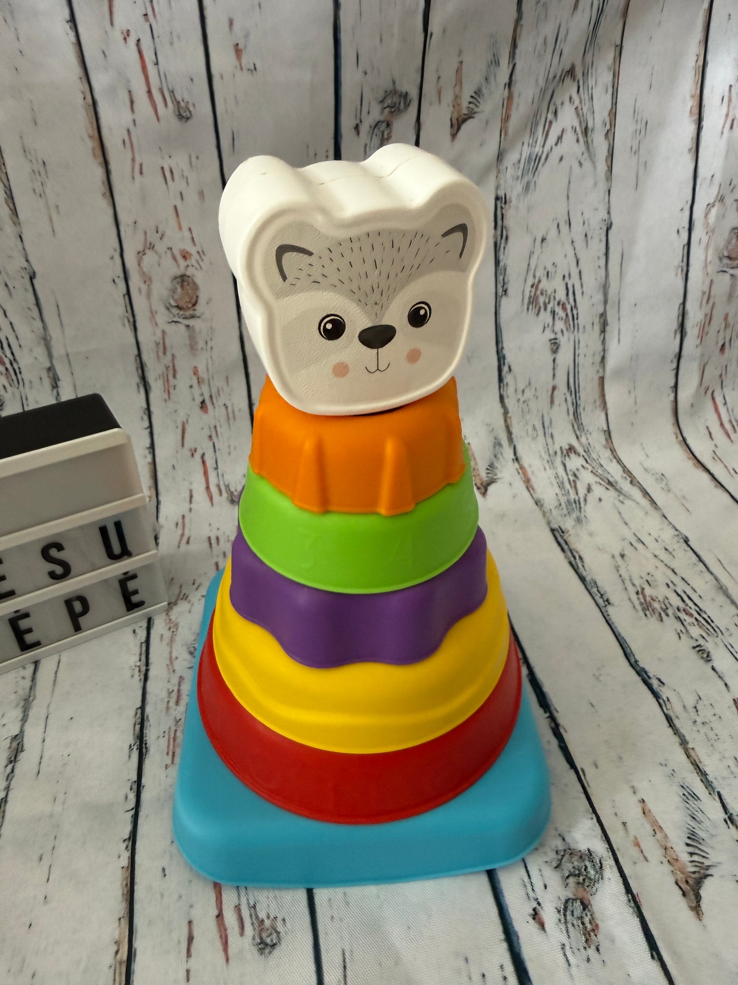 🧸🌈 Bokštelis su žiedais ir meškučiu