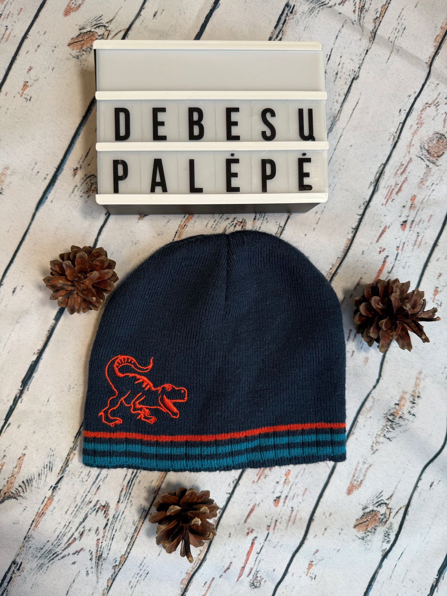 Kepurė su dinozauru