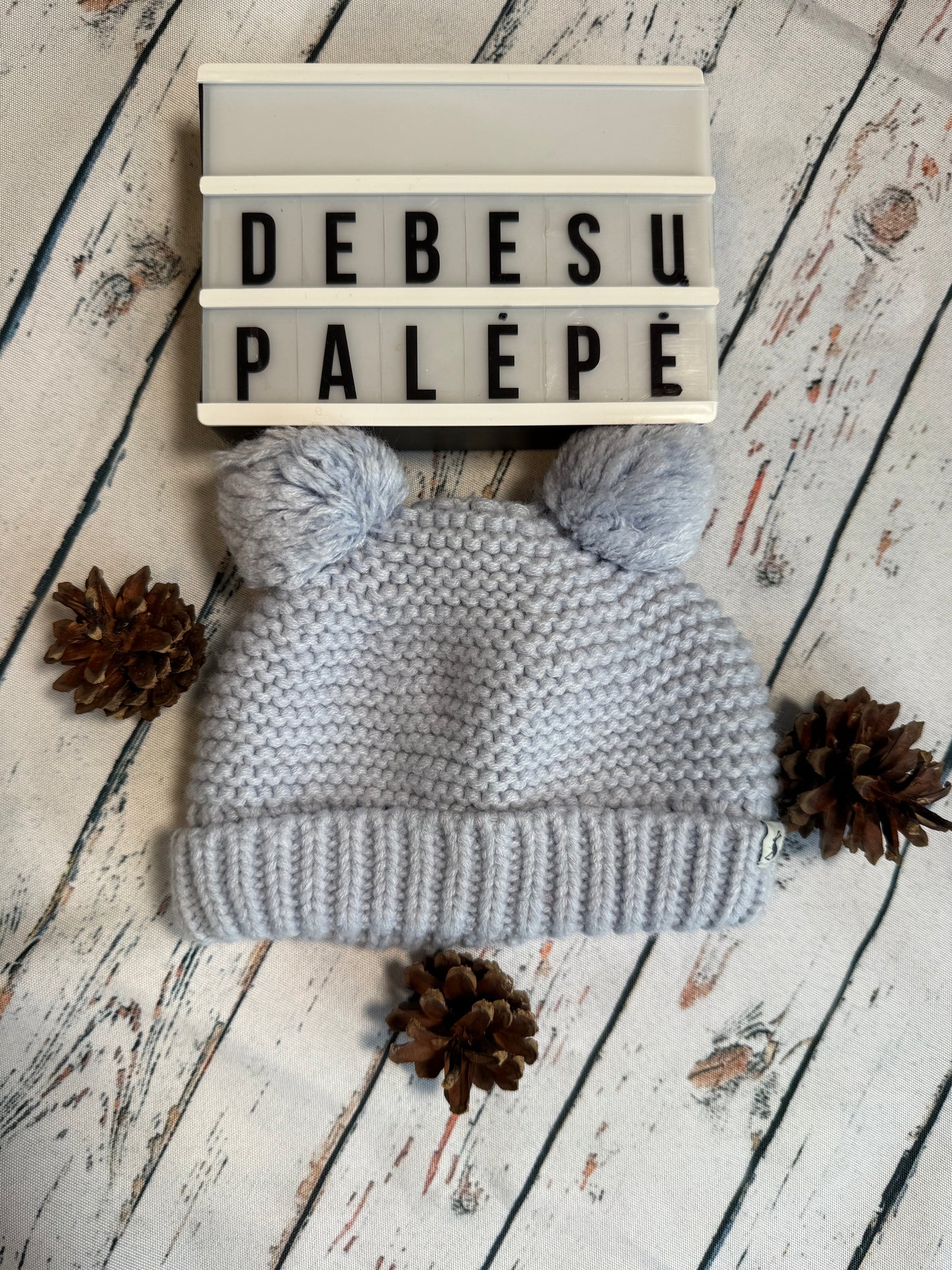 Kepurė su bumbuliukais