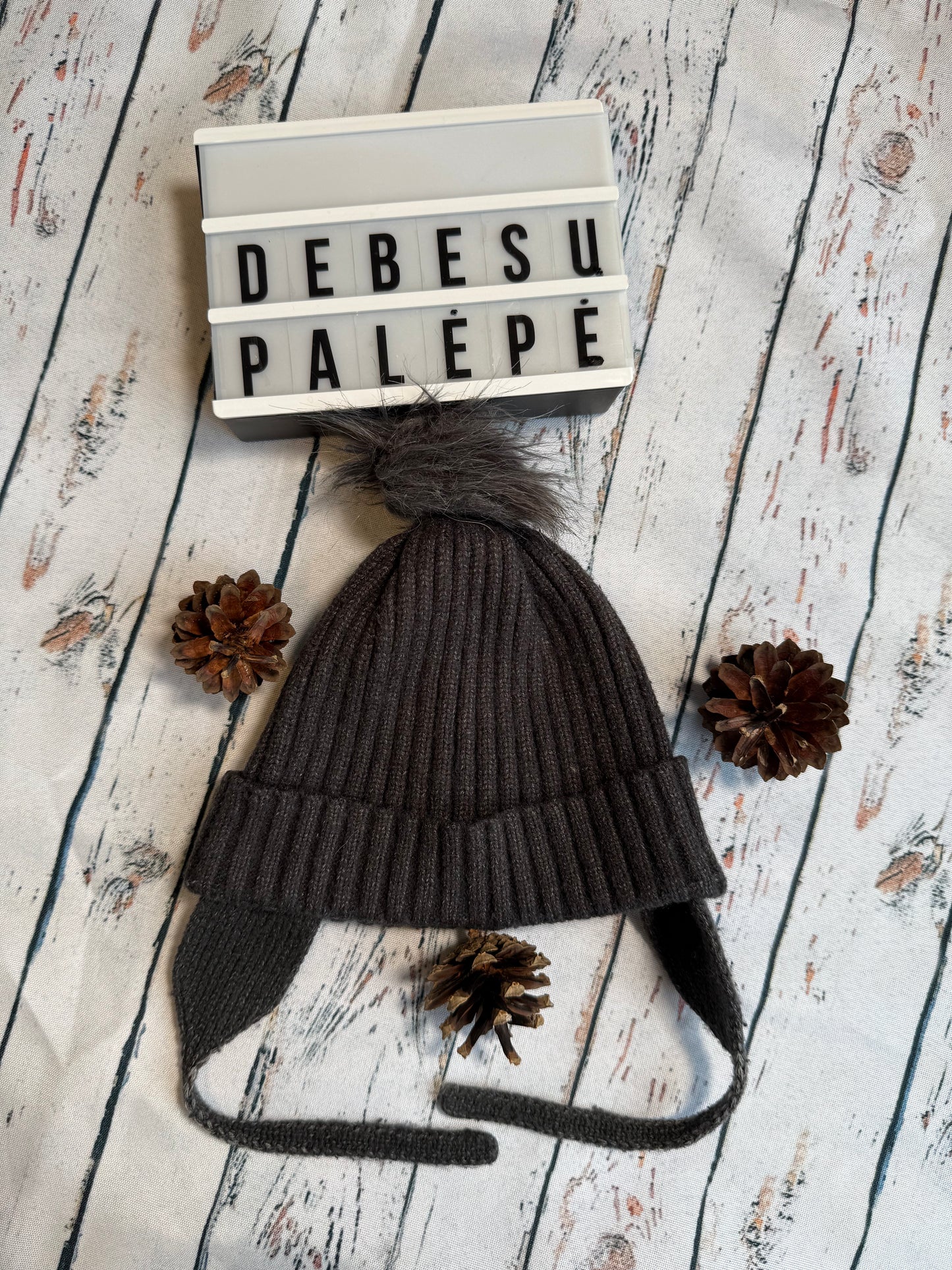 Kepurė su raištukais