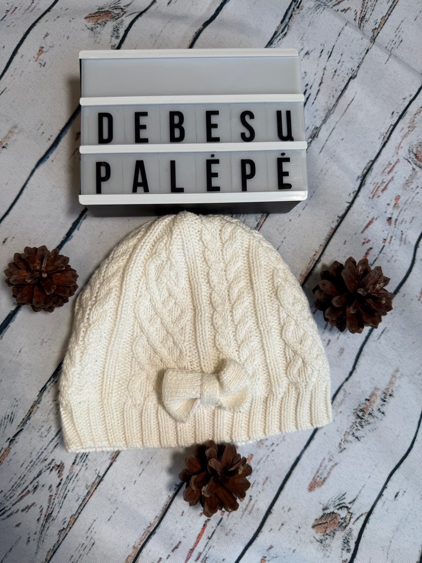 Kepurė su kaspinėliu