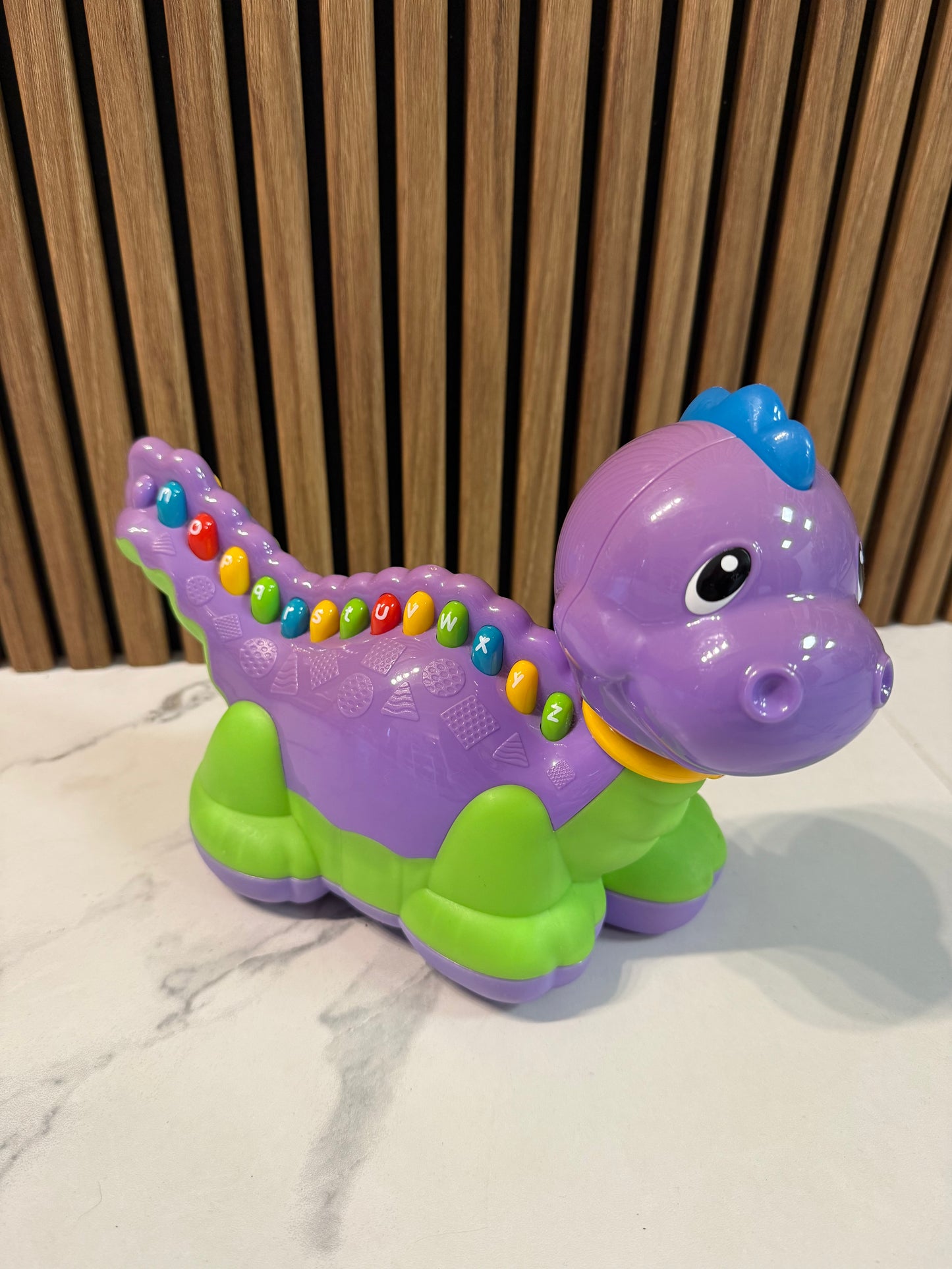 🦖 Linksmasis dinozauras – spalvų ir raidžių draugas