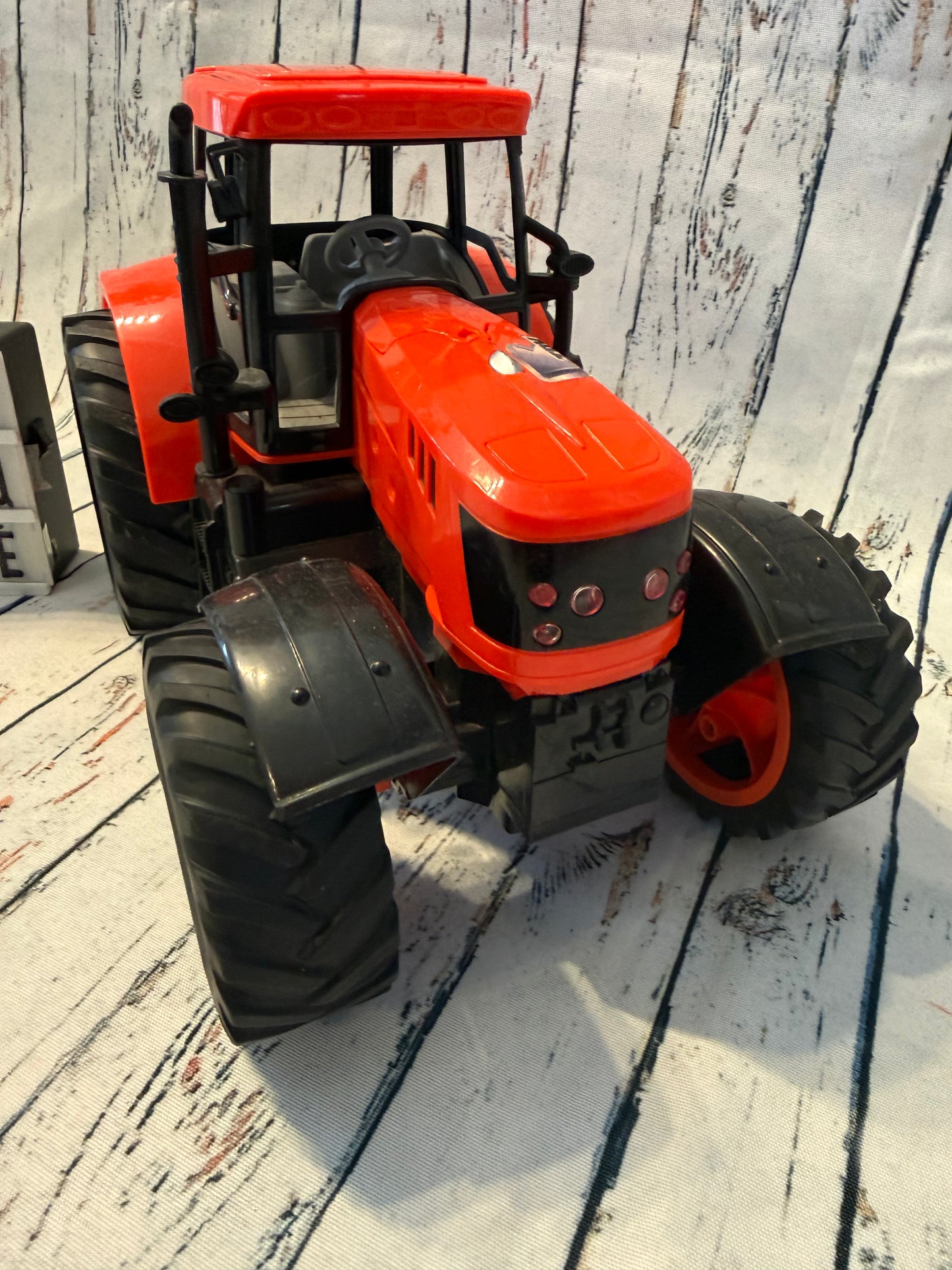 🚜 Didelis žaislinis traktorius su garsais