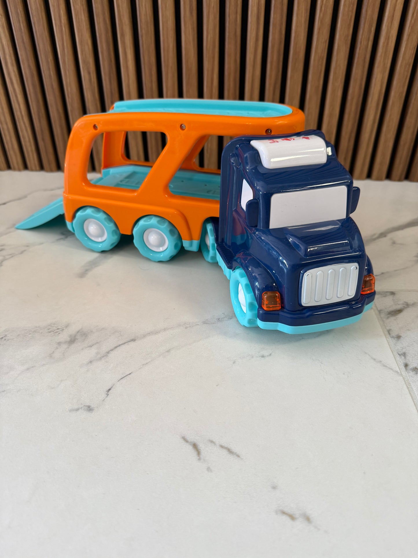 Autovežis „Linksmasis vežėjas“ 🚗🔊