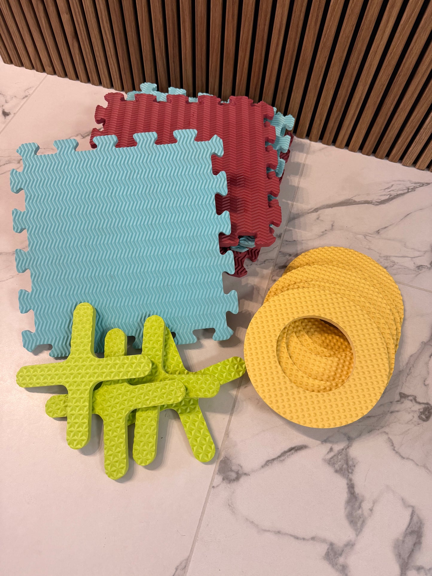 🧩 Spalvota sensorinė dėlionė – lavinamasis kilimėlių rinkinys