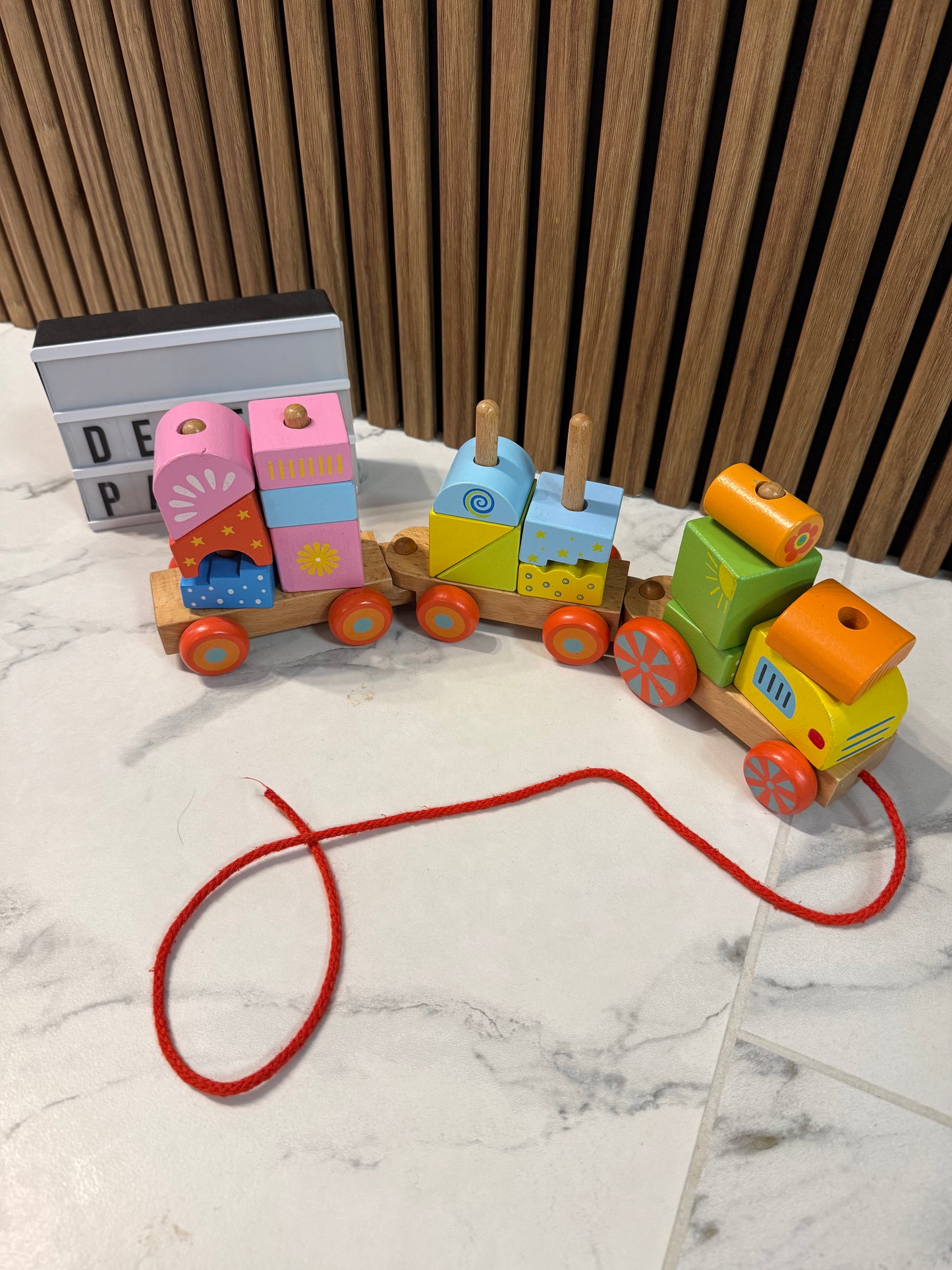 Medinis traukinukas–konstruktorius „Linksmos spalvos“