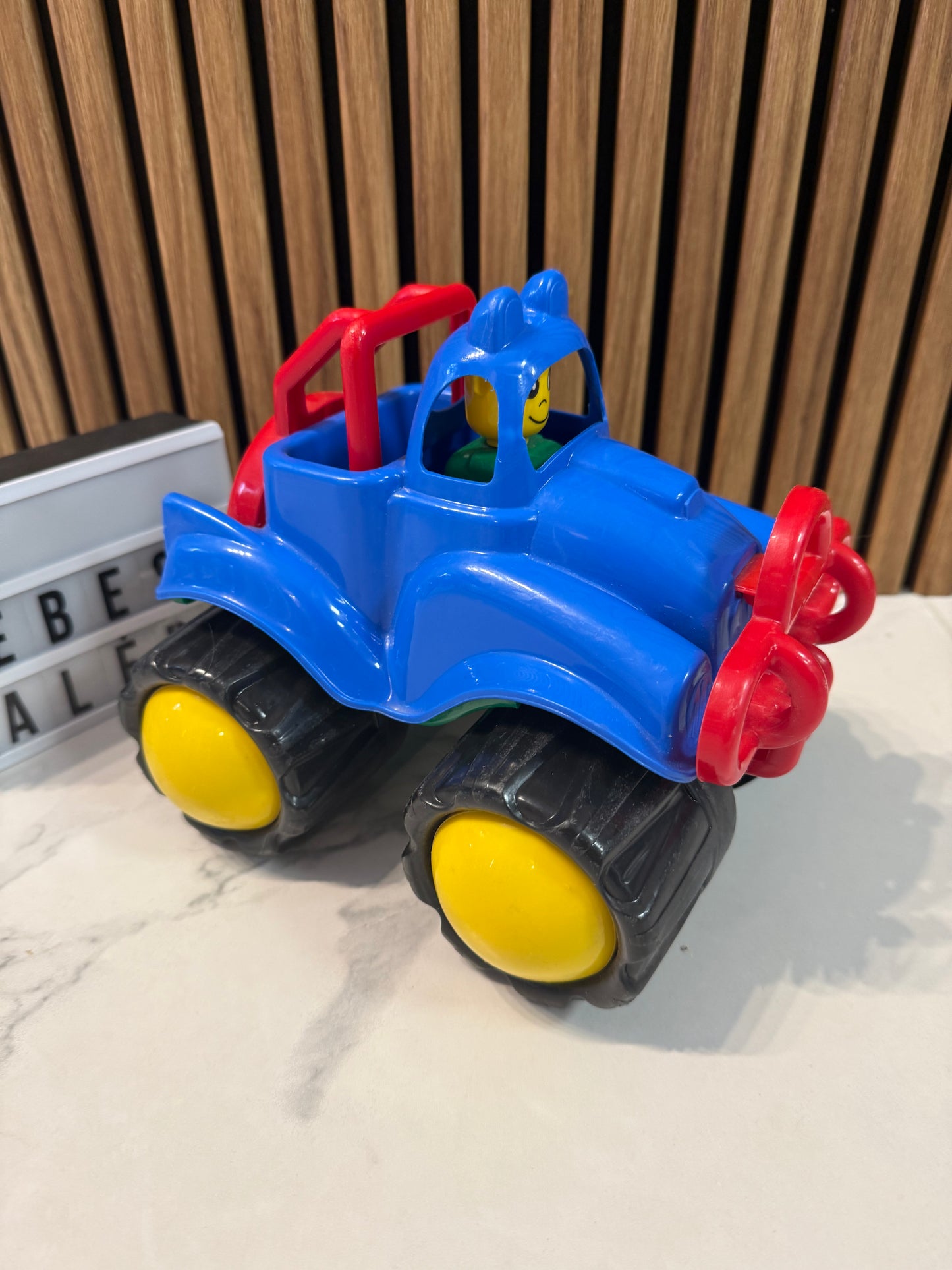 🚗 Spalvotas sunkvežimis