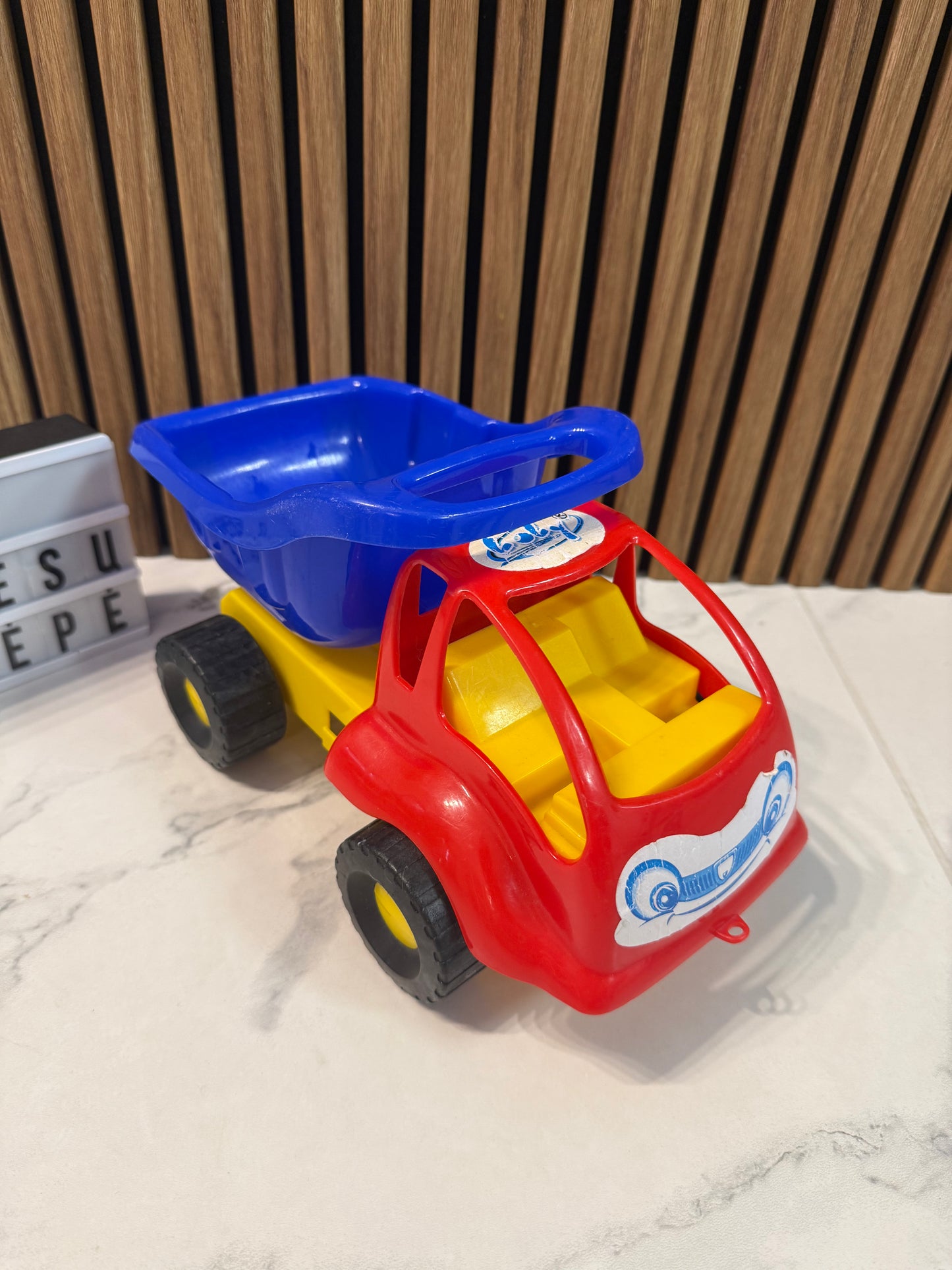 🚗 Spalvotas sunkvežimis mažiesiems statytojams