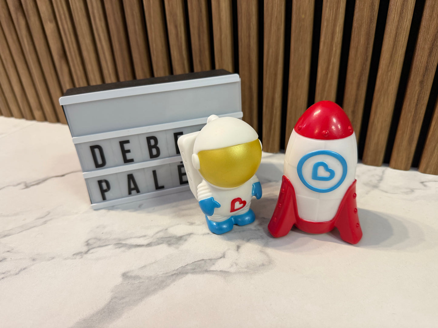 Šviečiantis astronautas su raketa – kosminiai nuotykiai mažoms rankutėms