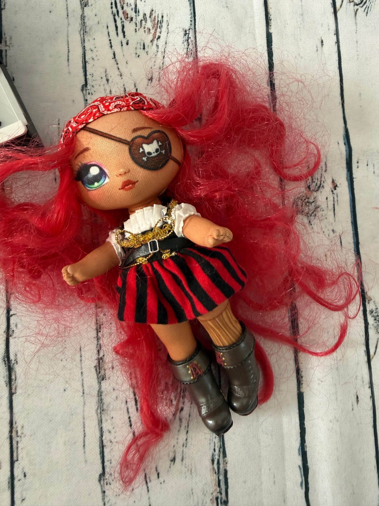 🏴☠️❤️ Piratė lėlytė ryškiai raudonais plaukais