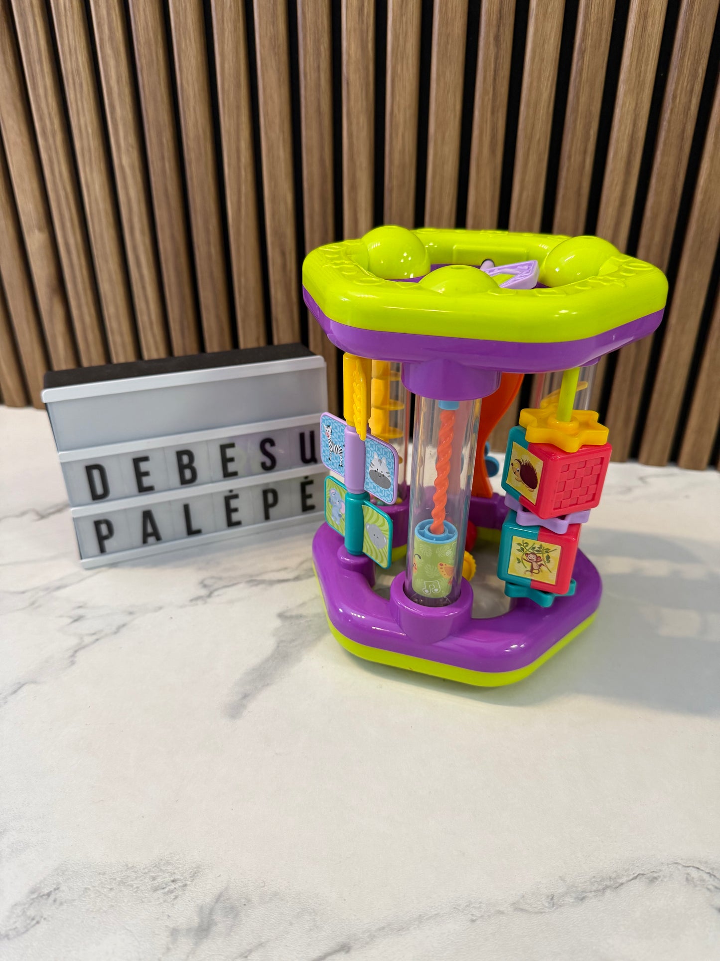 Spalvingas veiklos kubas mažyliui