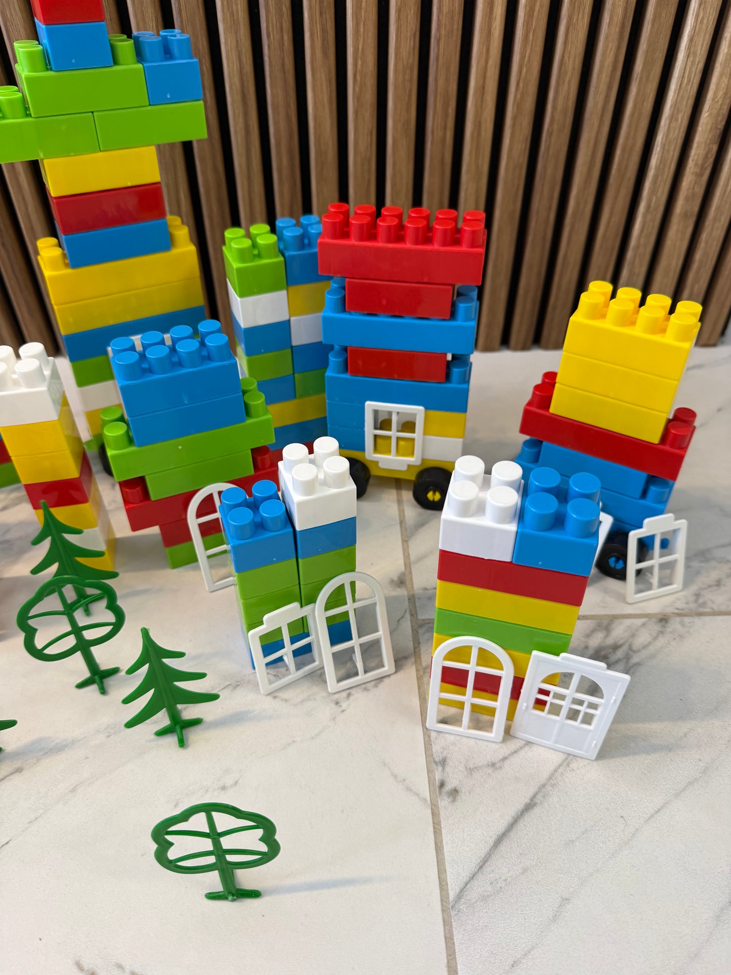 🧸 Spalvotas konstruktorių miestelis su medeliais