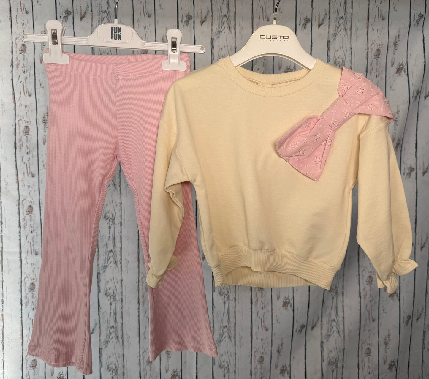 Smagus džemperio su kaspinėliu ir kelnių komplektas