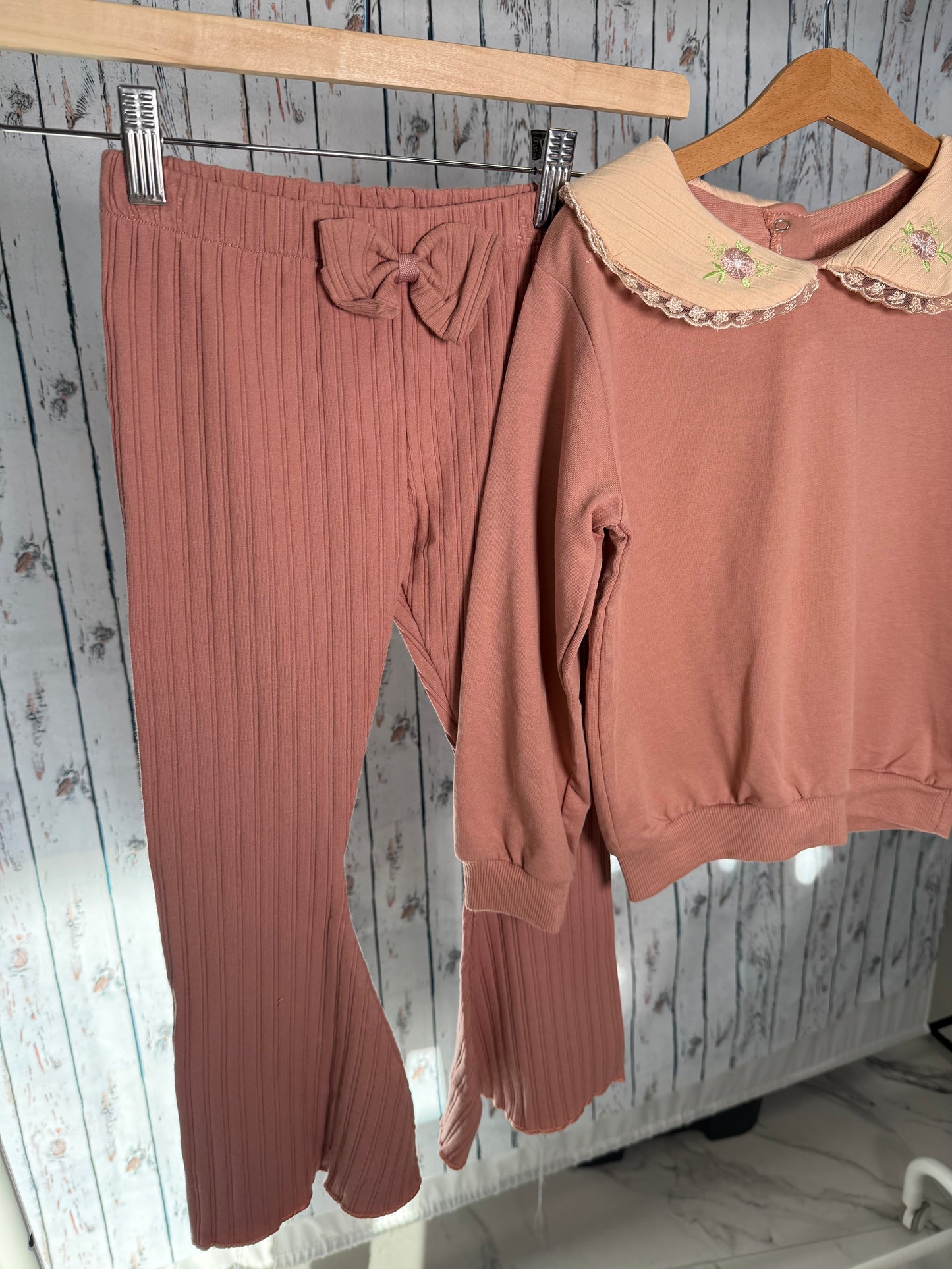 Smagus megztuko ir kelnių komplektas