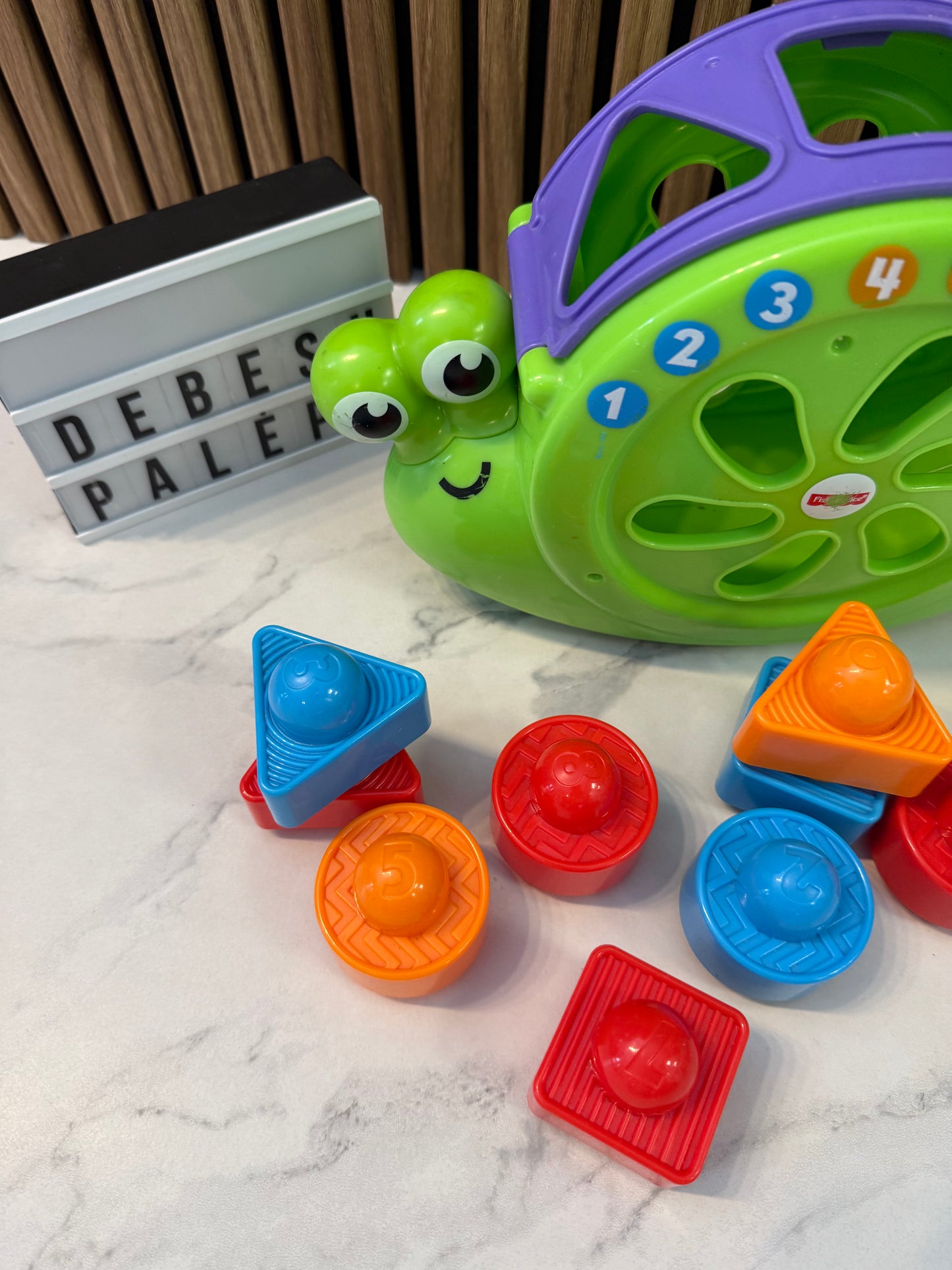 🐌 Kalbantis rūšiavimo žaislas „Sraigė“ su kaladėlėmis