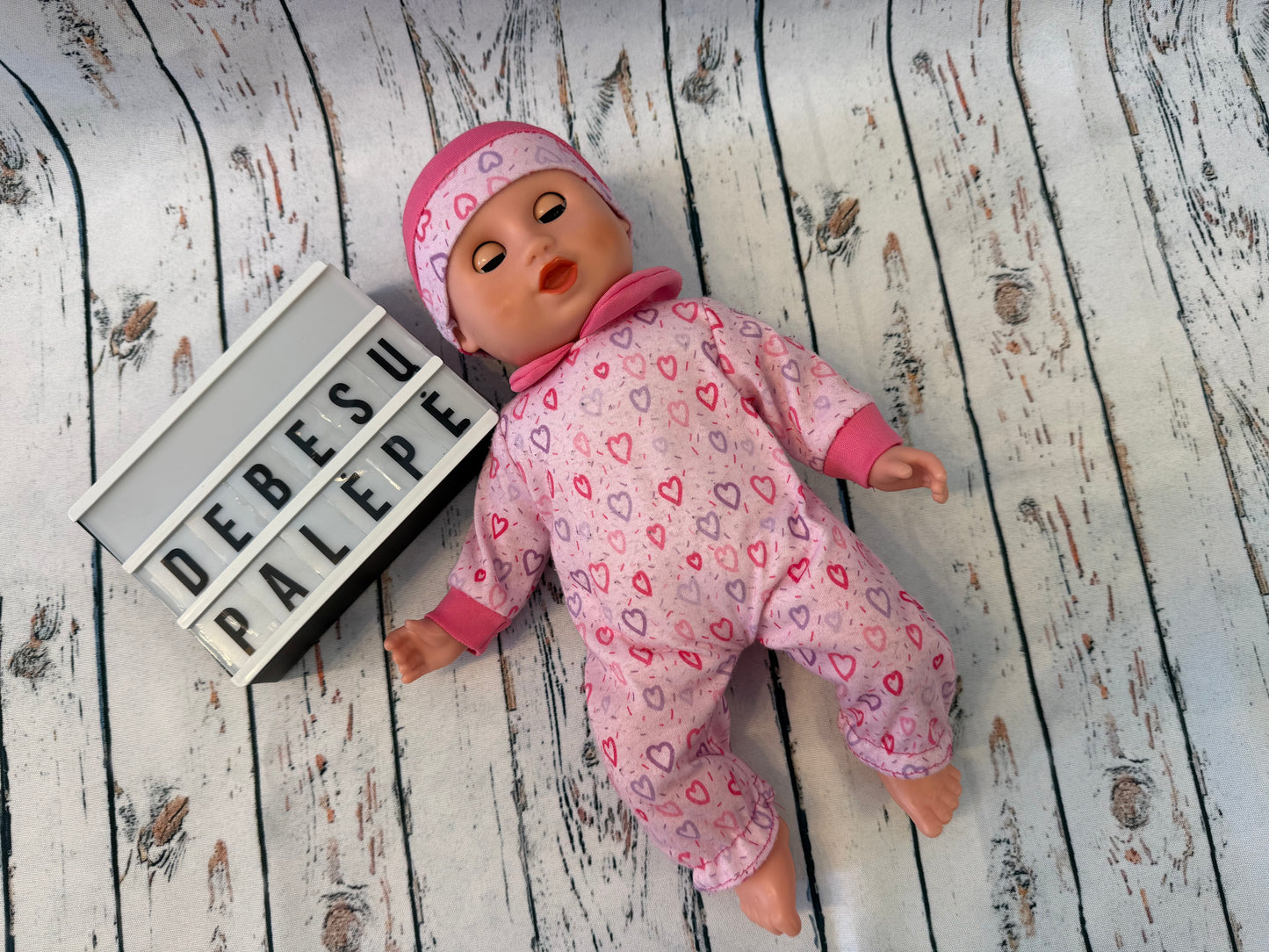 👶 Minkšta lėlytė kūdikėlis su rožiniu širdelių kombinezonu