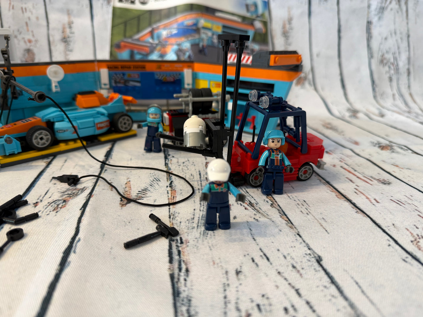 Sluban lenktynių autoserviso konstruktorius su figūrėlėmis 🏎️🔧