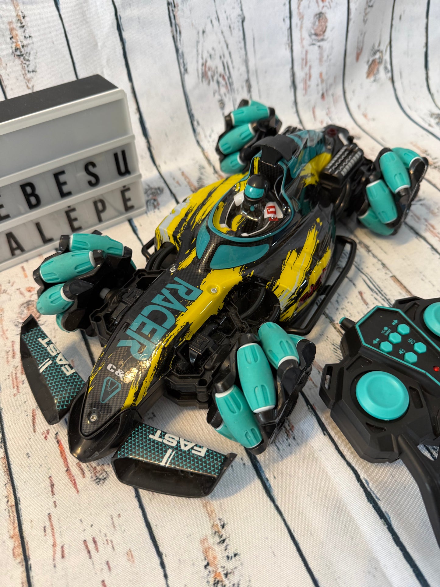 Nuotoliniu pulteliu valdoma lenktyninė mašina Racer 🚗🎮