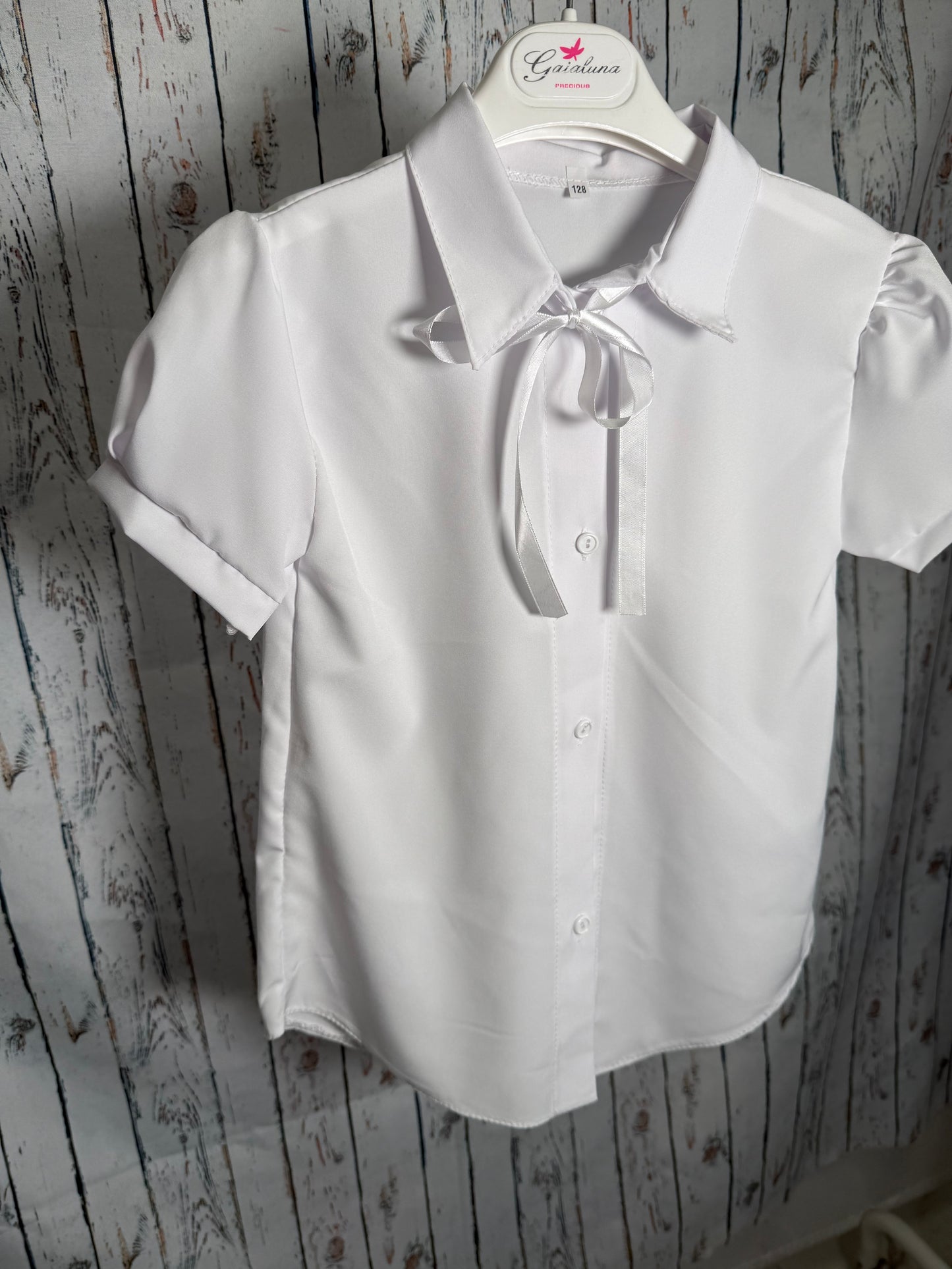 Marškiniai trumpomis rankovėmis su kaspinėliu