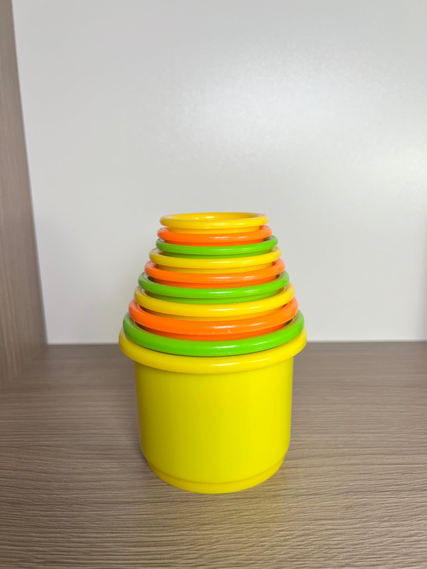 Bokštelis iš mažų kibirėlių