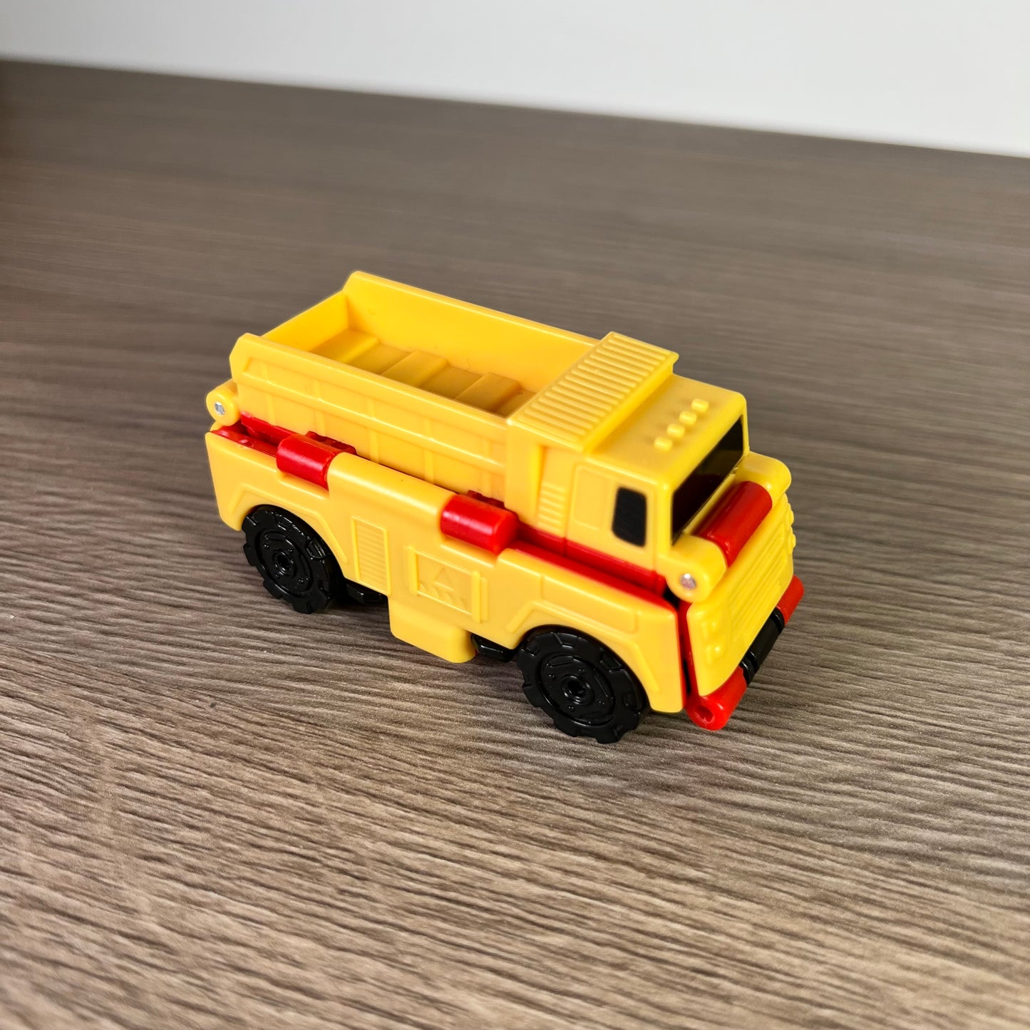 Sunkvežimis transformeris į gaisrinės automobilį