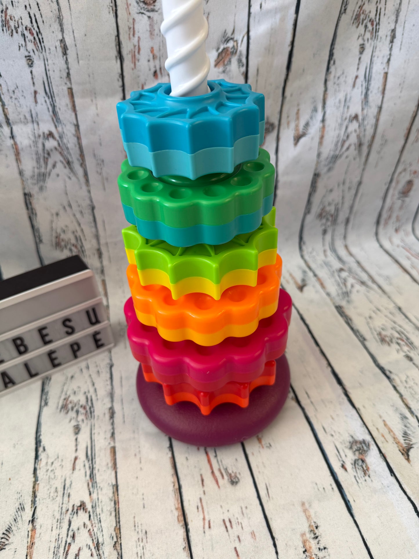 🌈🧩 Spalvotų formelių bokštas mažiesiems