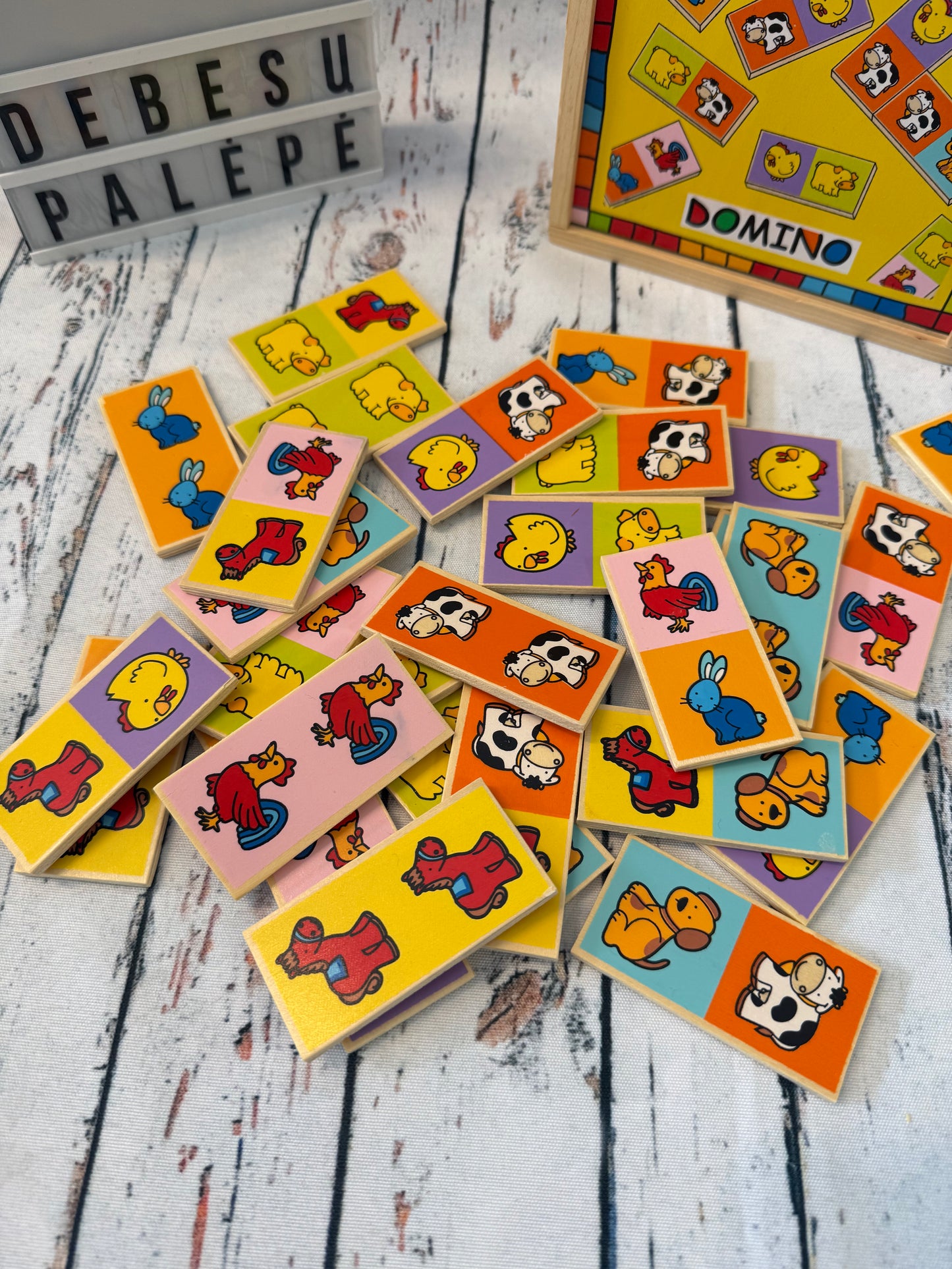 🧩🐮 Medinis gyvūnėlių domino lagaminėlyje