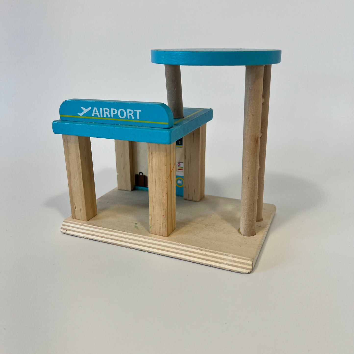 Mažas medinis garažiukas