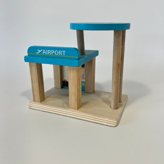 Mažas medinis garažiukas