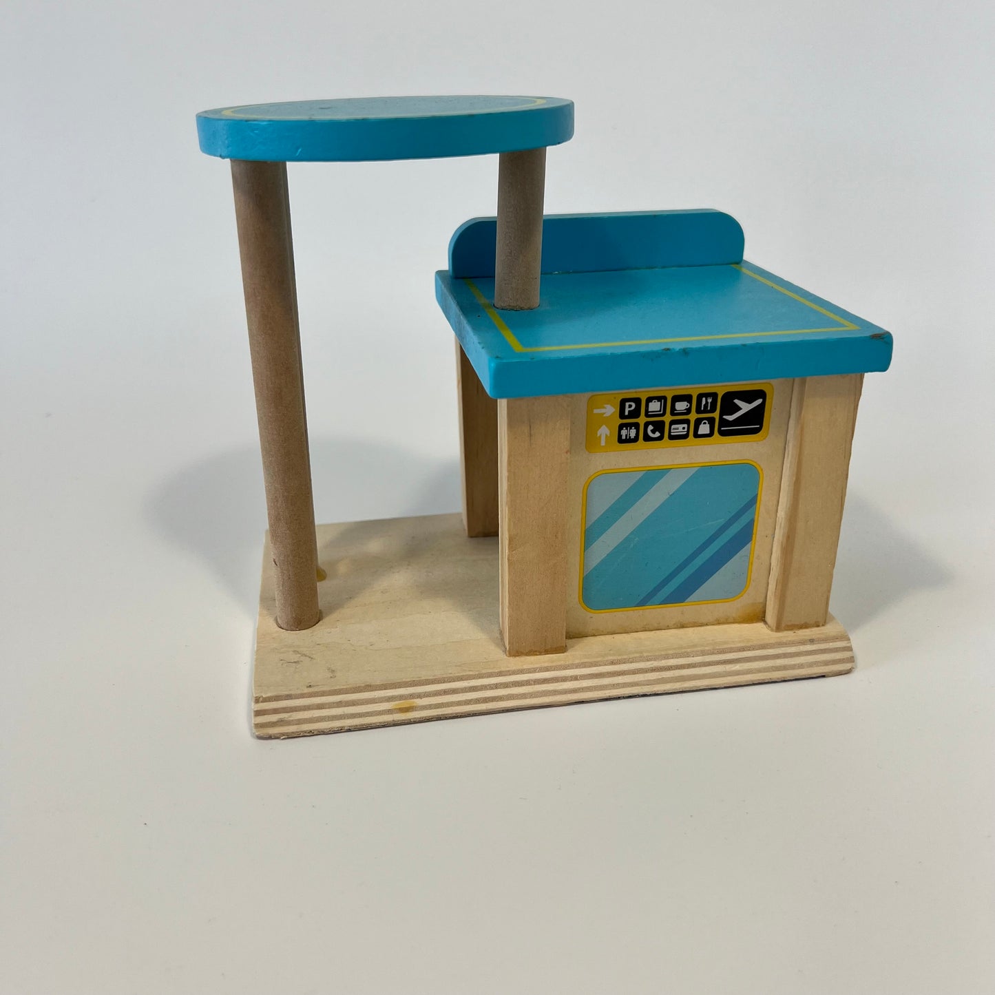 Mažas medinis garažiukas