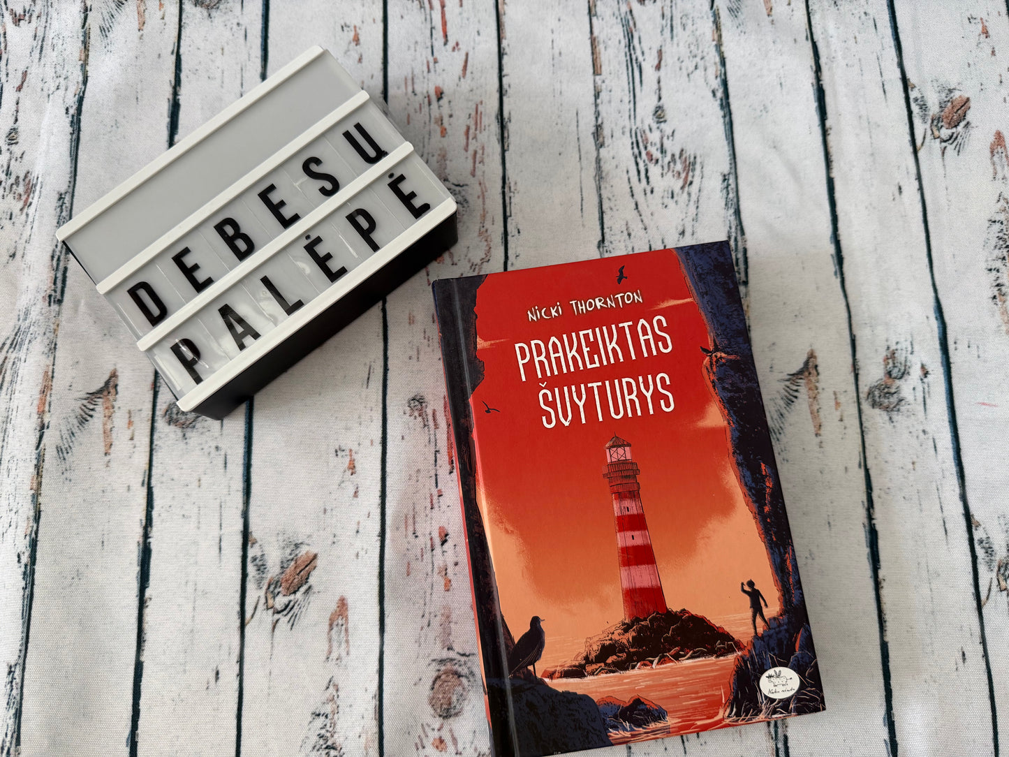 📚🌊 Prakeiktas švyturys – Nicki Thornton
