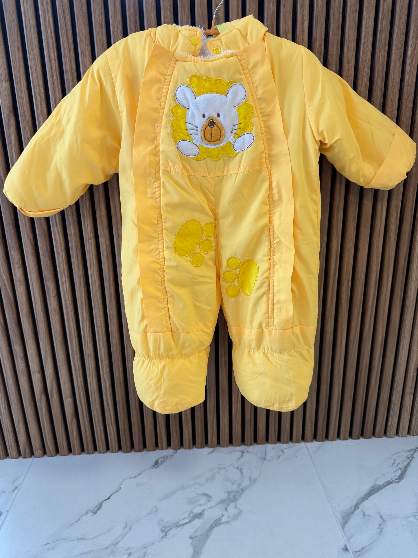 Kombinezonas su liūtuku