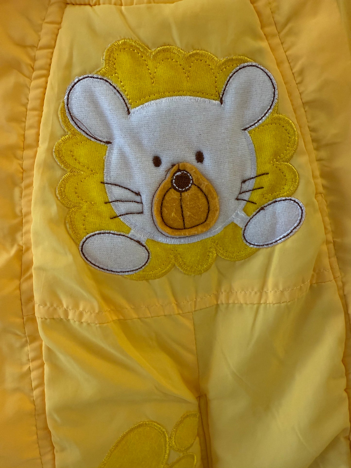 Kombinezonas su liūtuku