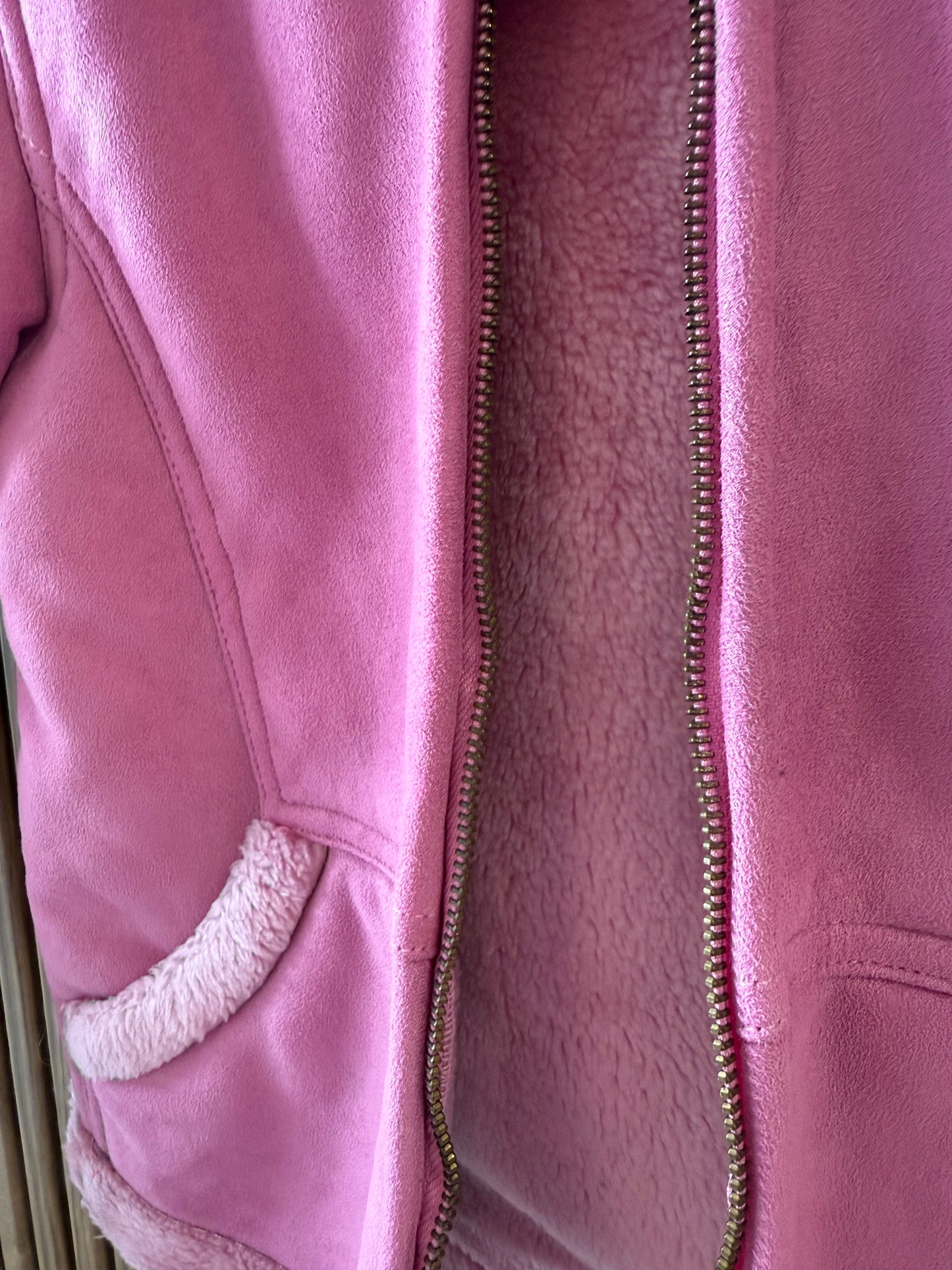 Rožinė dirbtinio kailio striukė