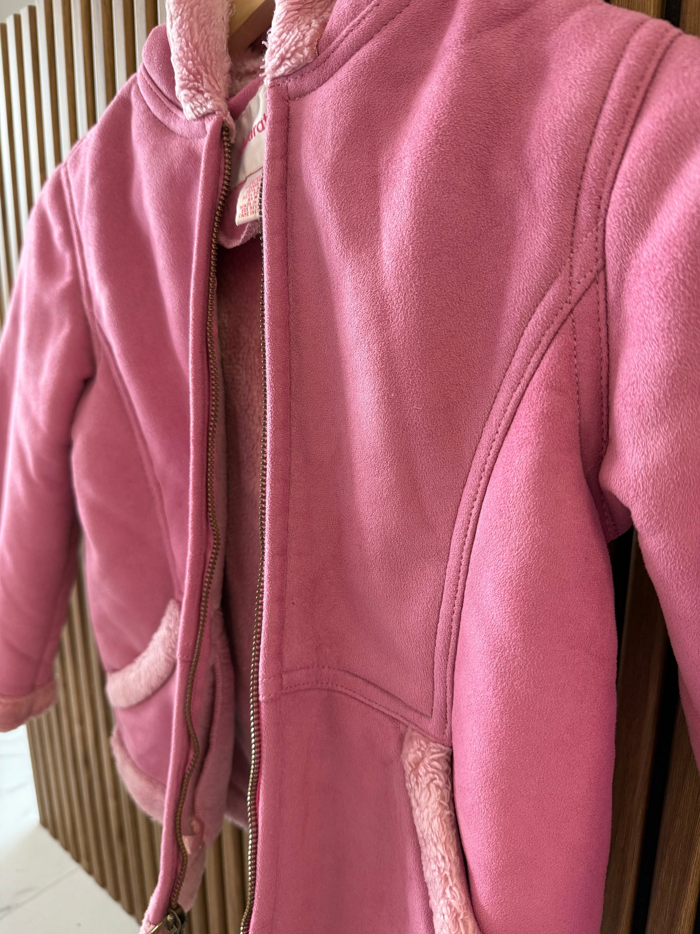 Rožinė dirbtinio kailio striukė