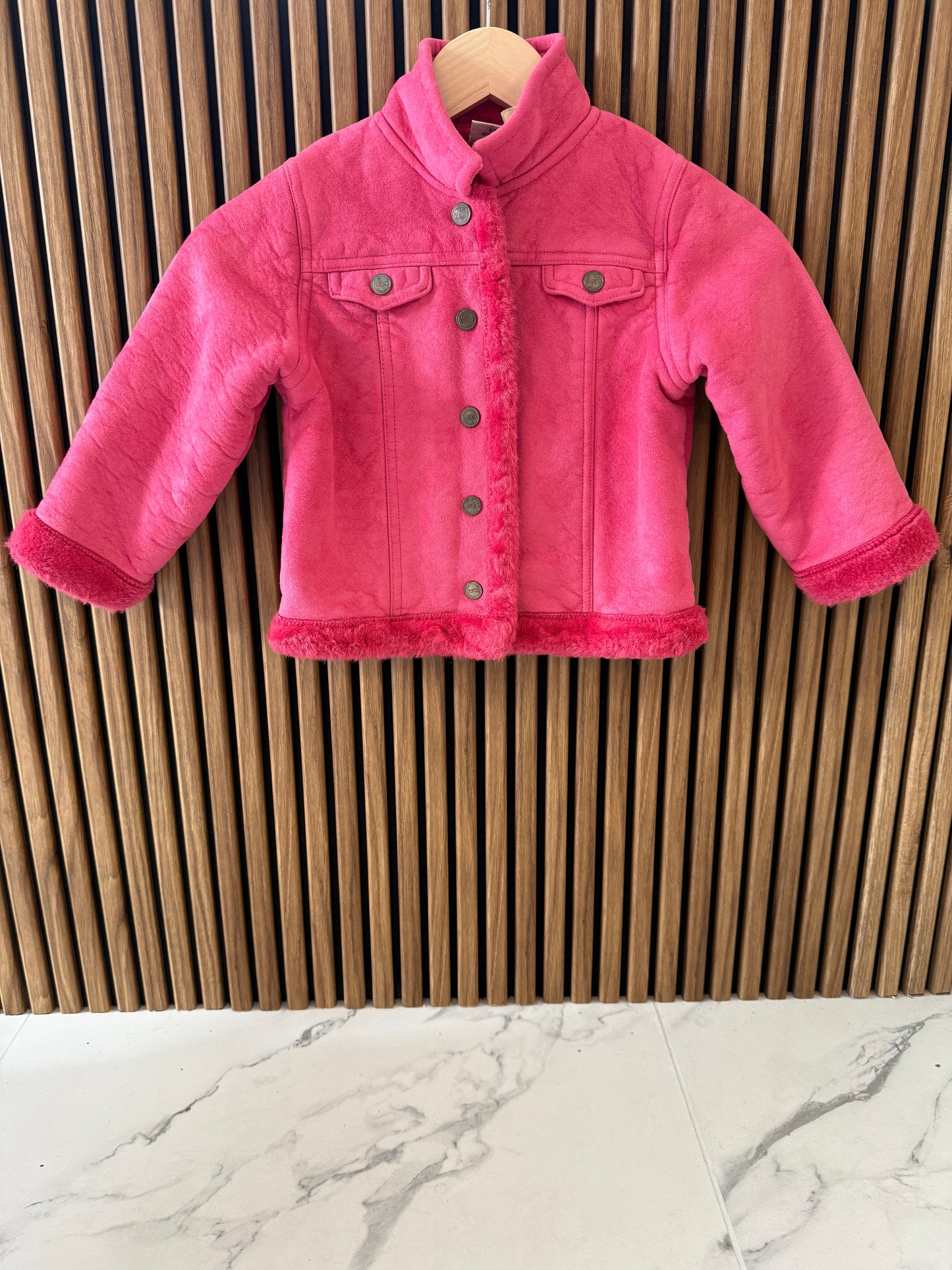 Rožinė dirbtinio kailio striukė