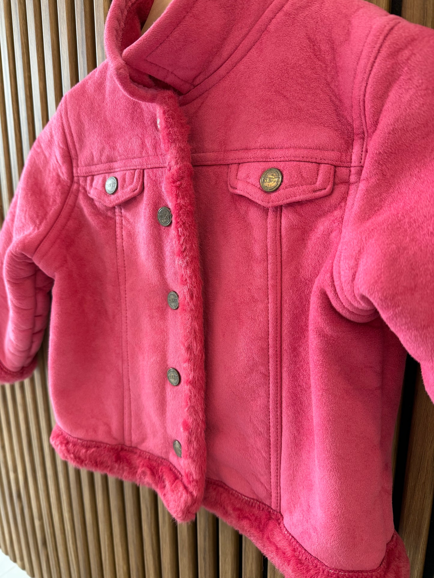 Rožinė dirbtinio kailio striukė