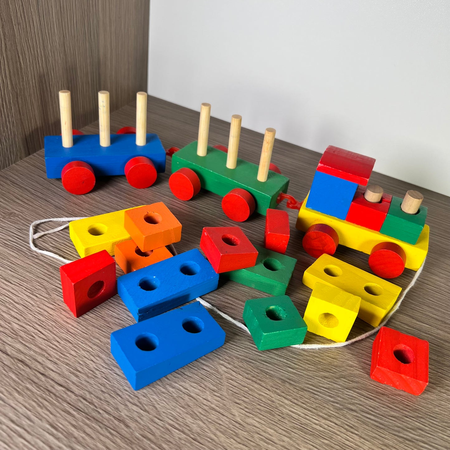 Medinis ryškus, spalvotas traukinukas