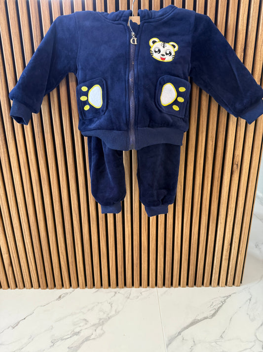 Šiltas komplektas su tigru