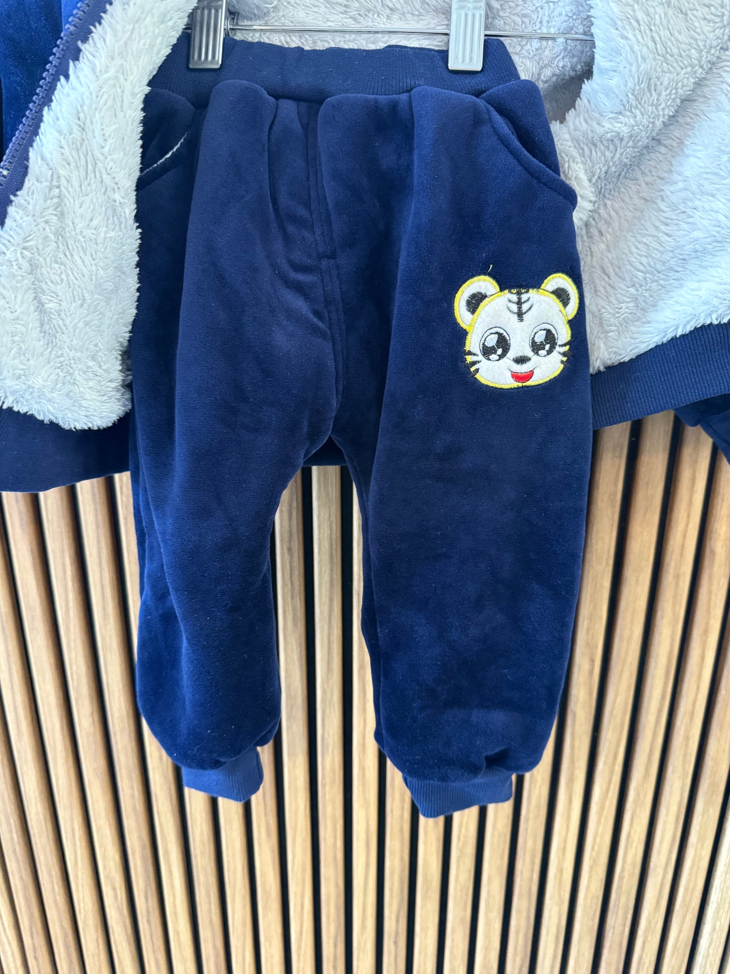 Šiltas komplektas su tigru