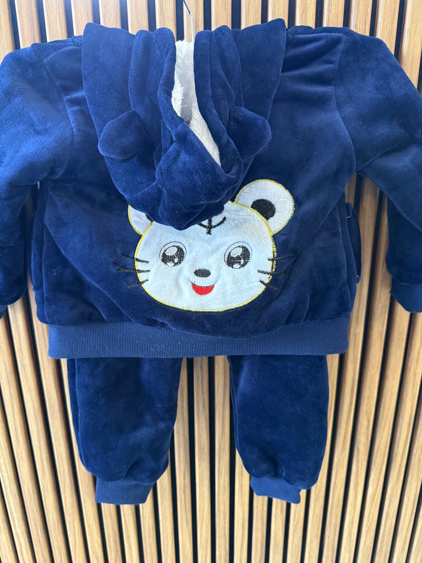 Šiltas komplektas su tigru