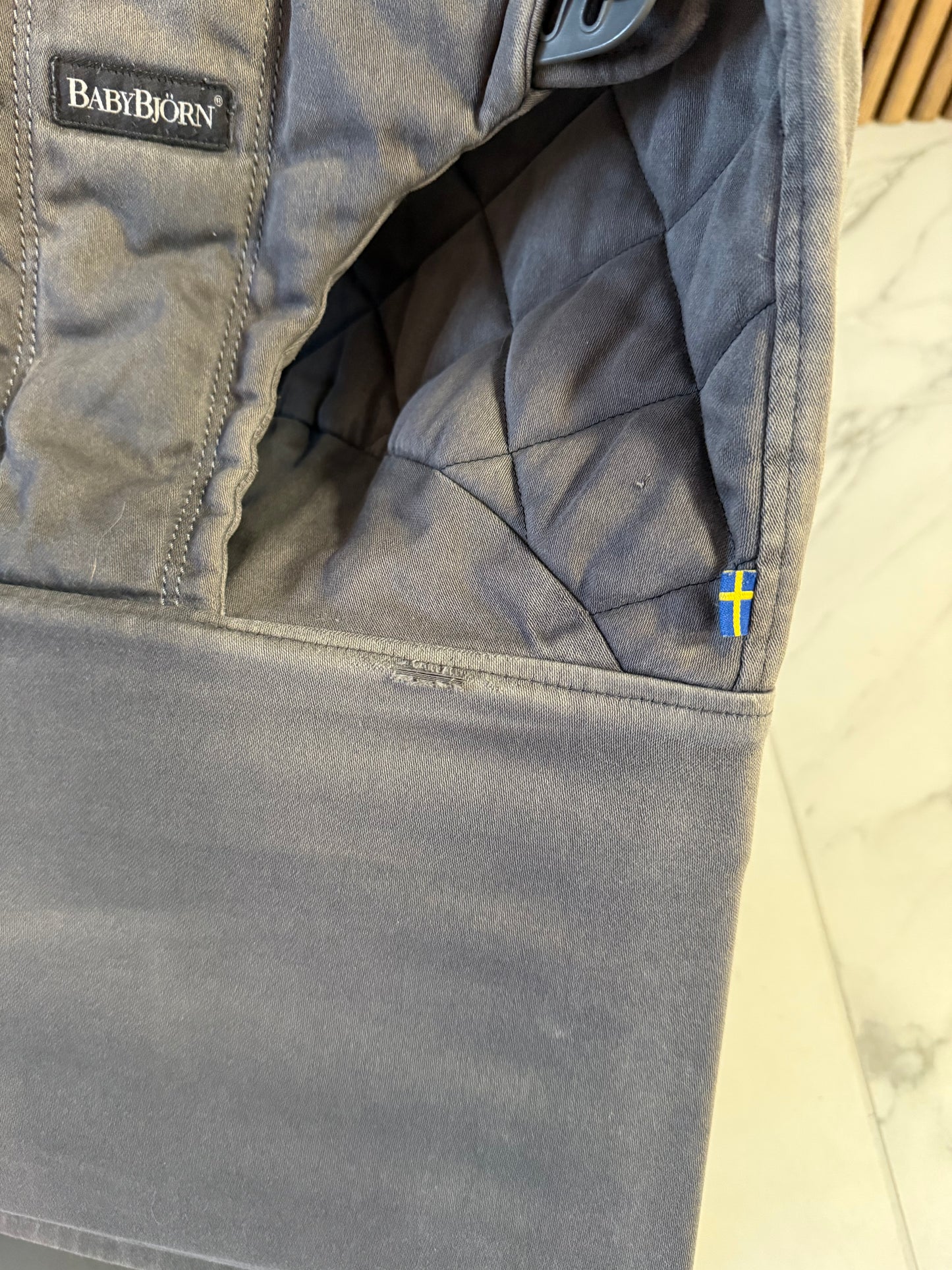 Gultukas BabyBjorn su žaisliuku