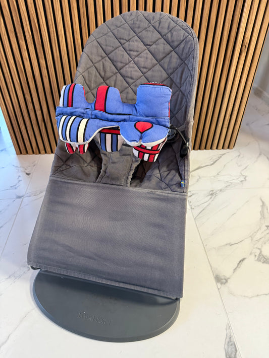 Gultukas BabyBjorn su žaisliuku