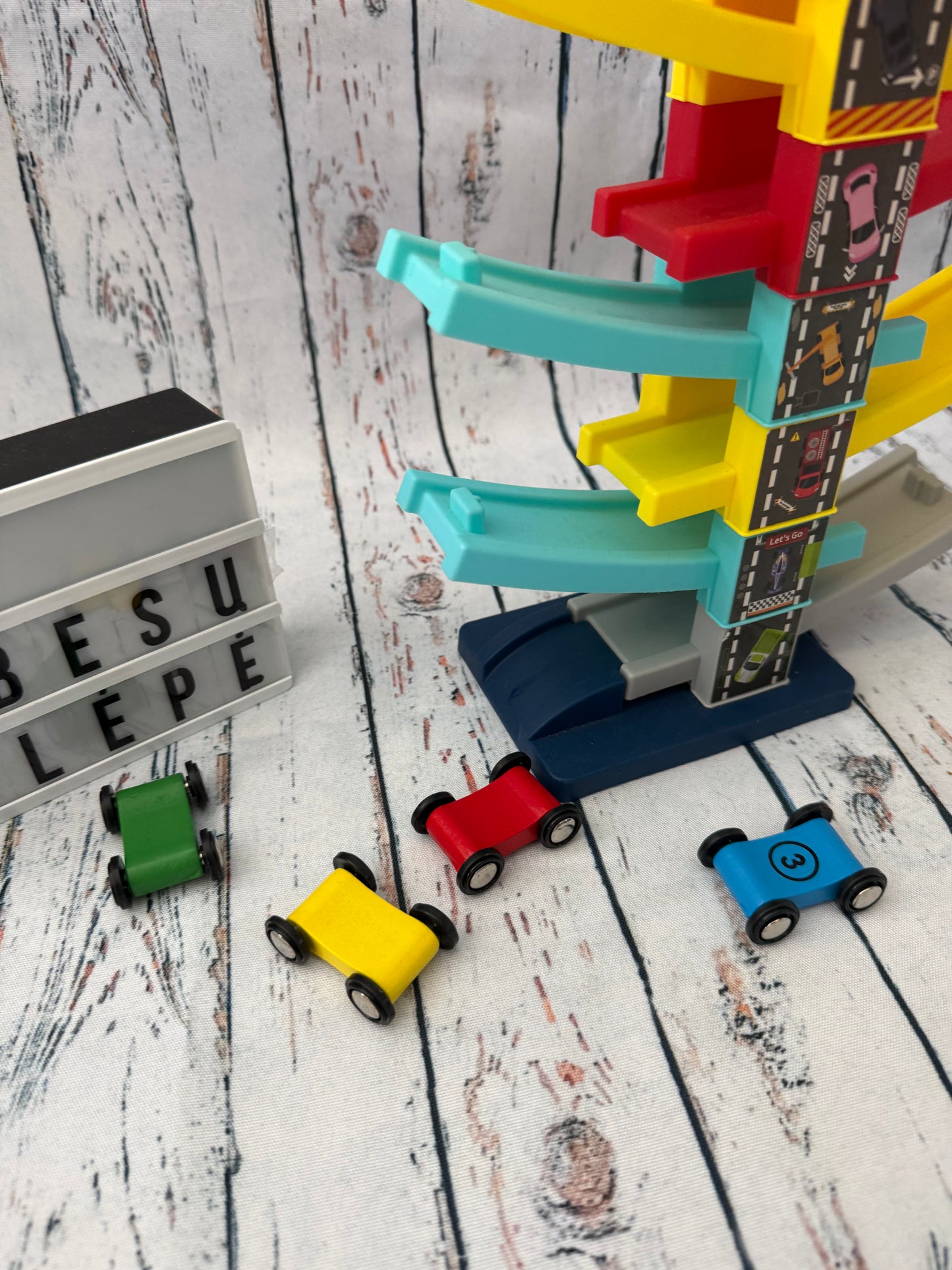 🚗🛣️  Automobilių trasa su 4 mašinėlėmis