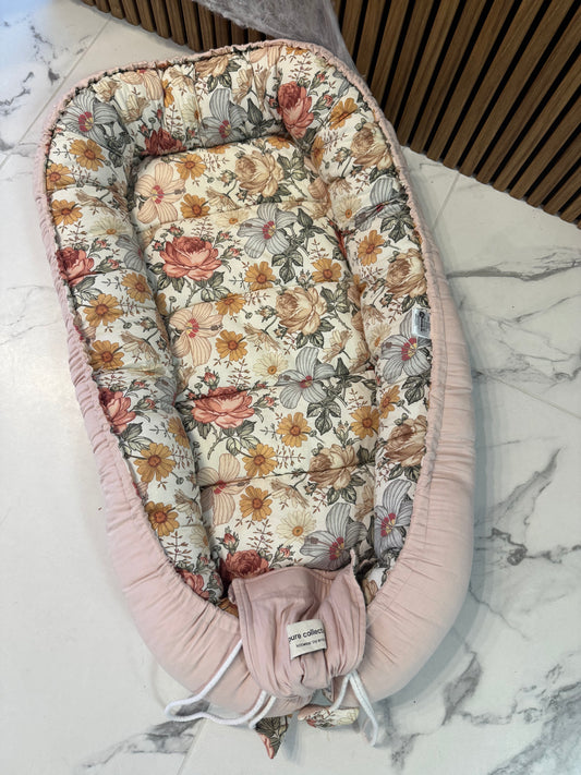 🌸 Gėlėtas kūdikio lizdelis