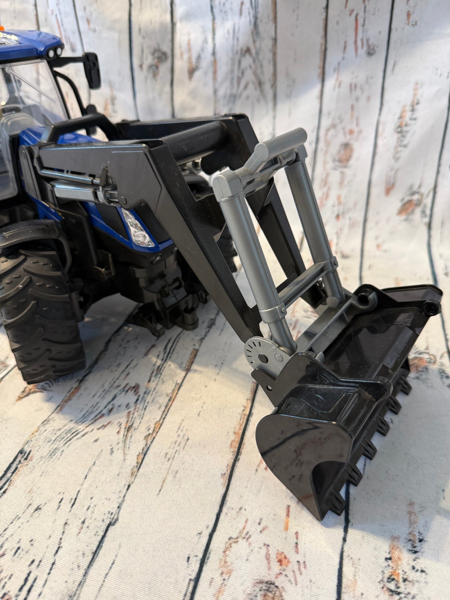 🚜💙 BRUDER „New Holland“ traktorius su priekiniu krautuvu