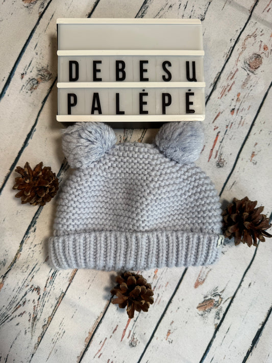 Kepurė su bumbuliukais